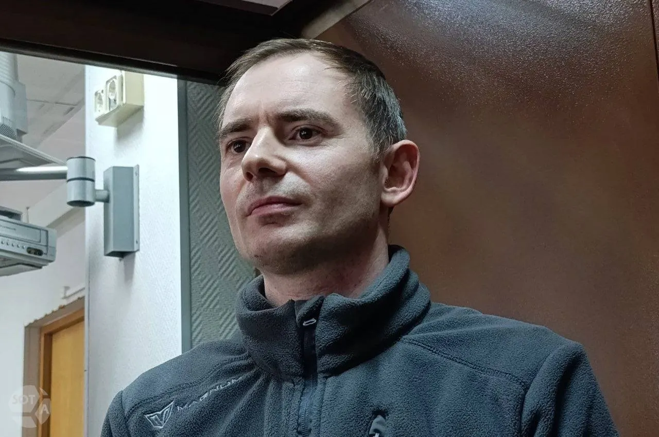 В Замоскворецком суде Москвы допрошен свидетель по делу о военных «фейках» — студент и «политолог», работающий в ГБУ «Жилищник». Свидетель рассказал, что с ним беседовали сотрудники ФСБ на Кузнецком мосту; у стороны обвинения и защиты возникли вопросы к точности его воспоминаний.
