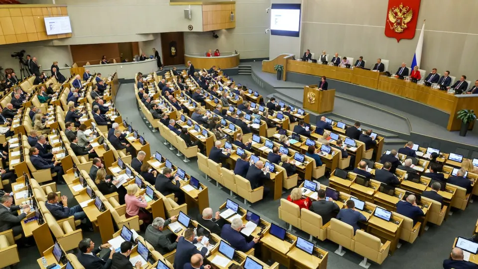 Комитет Госдумы одобрил поправку, отменяющую ограничение стоимости арестованного имущества соразмерно штрафу для релокантов, осуждённых по «политическим» статьям. Дела планируют рассматривать заочно, а закон может вступить в силу 1 сентября 2026 года.