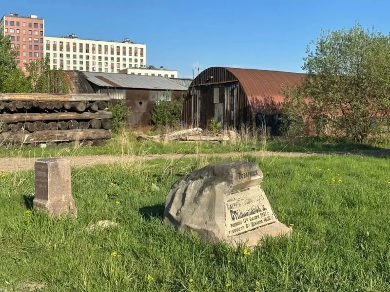 Более 20 владельцев участков на территории Митрофаниевского кладбища должны в течение двух лет вывезти мусор, разобрать гаражи и бытовки и привести участок в порядок — в противном случае им грозят штрафы.