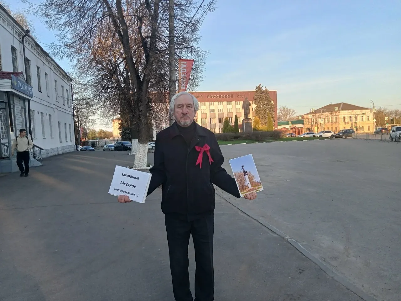Суд в Александрове признал Юрия Саенко виновным по ч.2 ст.20.2 КоАП за одиночный пикет 1 мая. Какая мера наказания назначена — не сообщается. Ранее его штрафовали за протест против ввоза мусора.