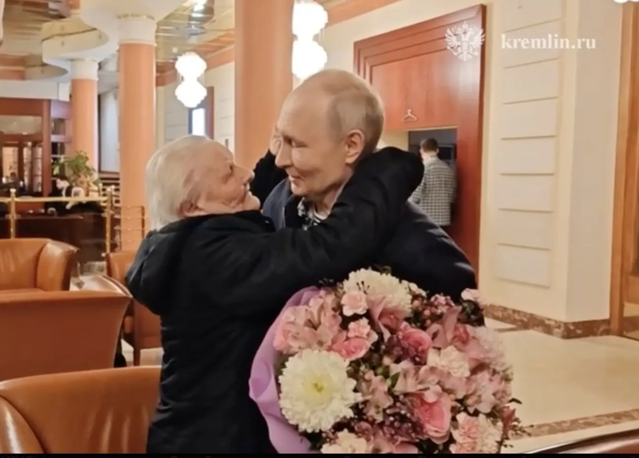 Президент обнял и поцеловал свою первую учительницу; во время встречи оба прослезились и проявили искренние эмоции.