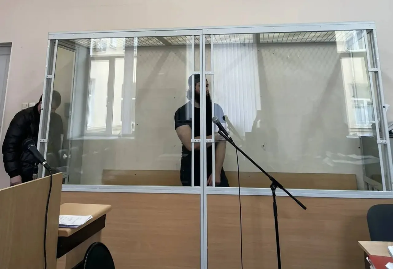 Октябрьский районный суд избрал меру пресечения для мужчины, которого обвиняют в нападении на двух девушек в феврале 2006 года: одна погибла, вторая была госпитализирована.