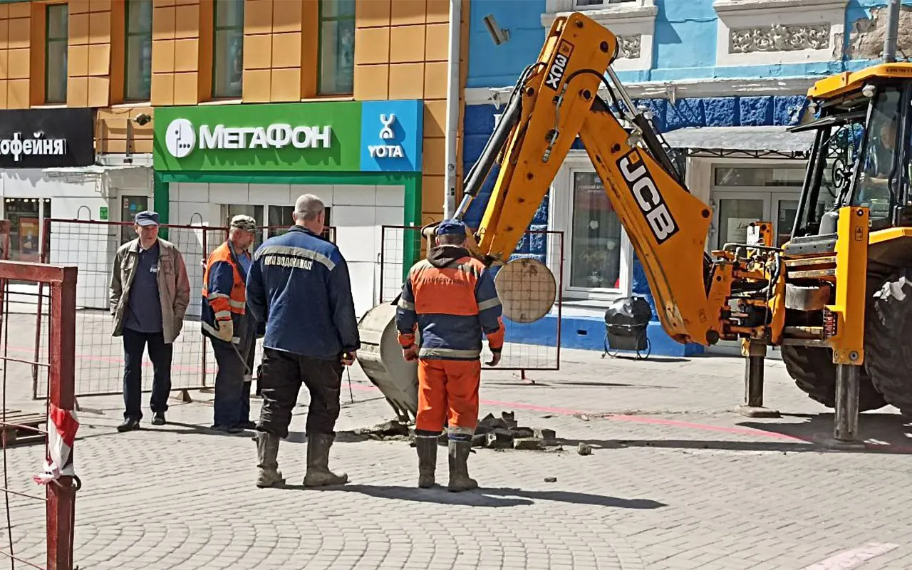 С 1–4 и 9–11 мая в городе будут дежурить 286 аварийных бригад, задействованы резервные дизель‑генераторы и модульные котельные. Жителей просят сообщать о сбоях в работе коммунальных систем.