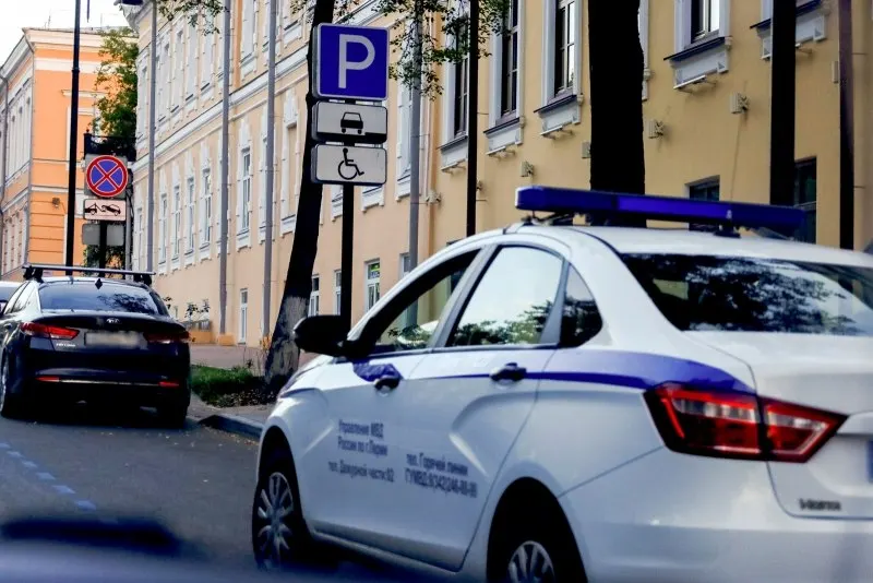 В одном из хостелов на Загородном проспекте нашли четыре погибших. На месте обнаружены шприцы и порошкообразное вещество; следствие рассматривает версию передозировки.
