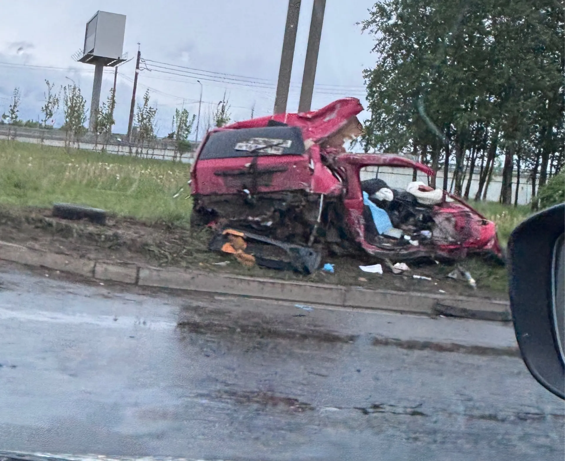 Грузовик выехал на газон и прижал автомобиль к столбу у заправки; обстоятельства аварии сейчас устанавливают.