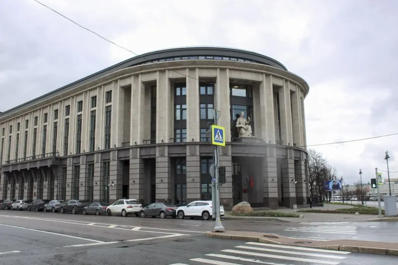 Петроградский районный суд признал виновным бывшего начальника отдела полиции в посредничестве при передаче взятки в 17 млн руб. Ему назначили 8 лет колонии строгого режима, штраф 20 млн руб., лишили звания полковника и запретили пять лет работать в правоохранительных органах. Второй фигурант получил 2,5 года и штраф.