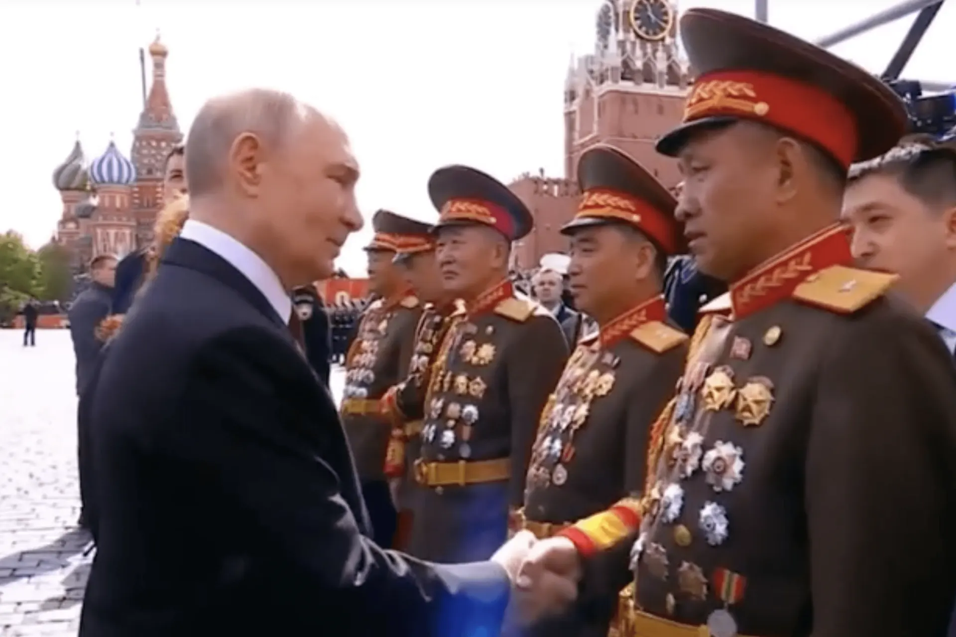 В декабре 2025 года в Пхеньяне прошла секретная церемония вручения российских государственных наград северокорейским военным, участвовавшим в боевых операциях в Курской области — фотографии и медали показаны в мемориальном музее.