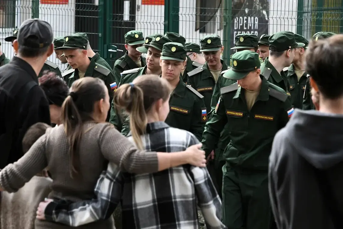Группа из более 450 женщин оспаривает закон, по которому право на выплаты сохраняется лишь при одновременном условии трёх лет совместного проживания и наличия общего несовершеннолетнего ребёнка. Первый иск Александры Токаревой уже направлен в Верховный суд.
