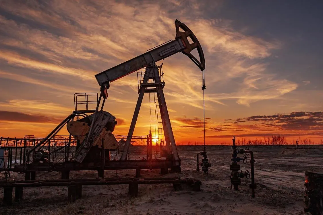 В начале мая средняя недельная выручка от нефтяного экспорта превысила $2,4 млрд — это максимум с февраля 2022 года. Рост объясняют увеличением поставок и высокими мировыми ценами на нефть.