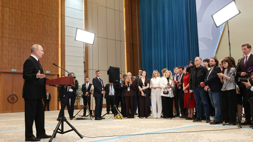 На пресс‑конференции по итогам саммита ЕАЭС в Астане президент предупредил Ереван о риске «украинского сценария» при евроинтеграции и заявил, что Россия располагает средствами, чтобы «сровнять с землёй» тех, кто попытается атаковать Калининградскую область.