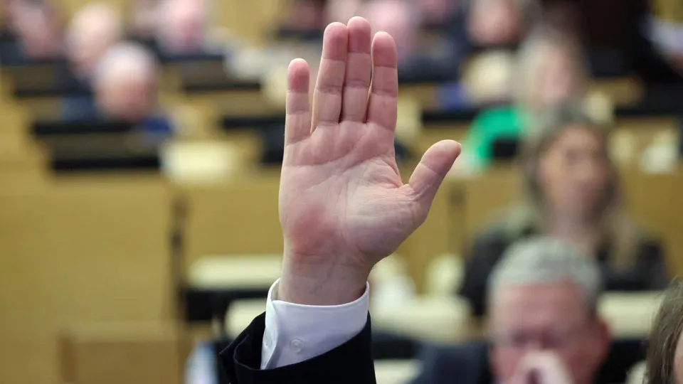 Комитет Госдумы поддержал поправки, позволяющие преследовать находящихся за границей россиян за публичные действия, расцениваемые как посягательства на основы конституционного строя и безопасность, и предусматривать арест их имущества по решению суда.