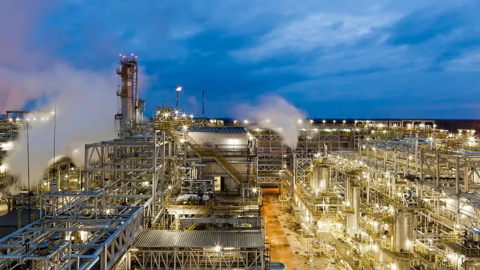 После удара беспилотников нефтеперерабатывающий завод «Киришинефтеоргсинтез» в Киришах приостановил отгрузку и прекратил переработку: повреждены ключевые установки и инфраструктура, восстановление займёт значительное время.