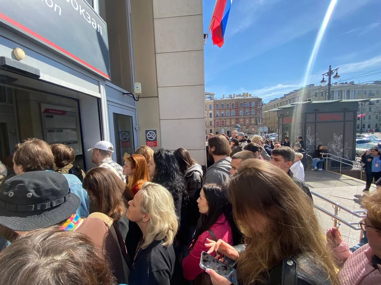 Читательница прислала фото скопления людей у входа на Финляндский вокзал. Первые «Ласточки» до Выборга запущены вчера — путь занимает 61 минуту, поезда ходят дважды в день.