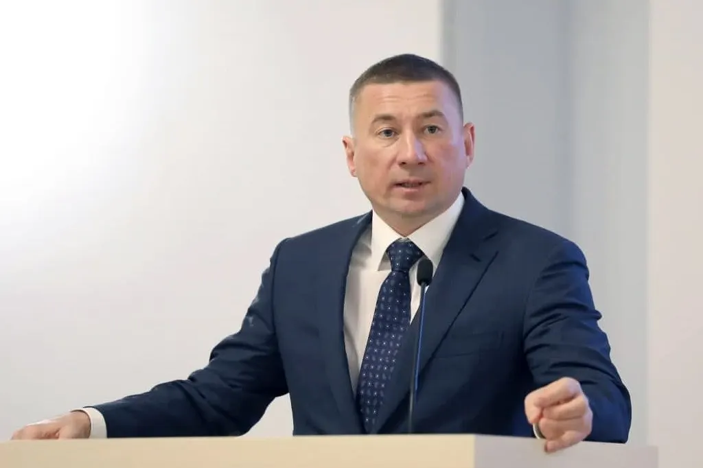Суд признал 6 лет и 3 месяца отбытыми, учитывая время в СИЗО и под домашним арестом; по некоторым эпизодам производство прекращено из‑за истечения сроков давности.