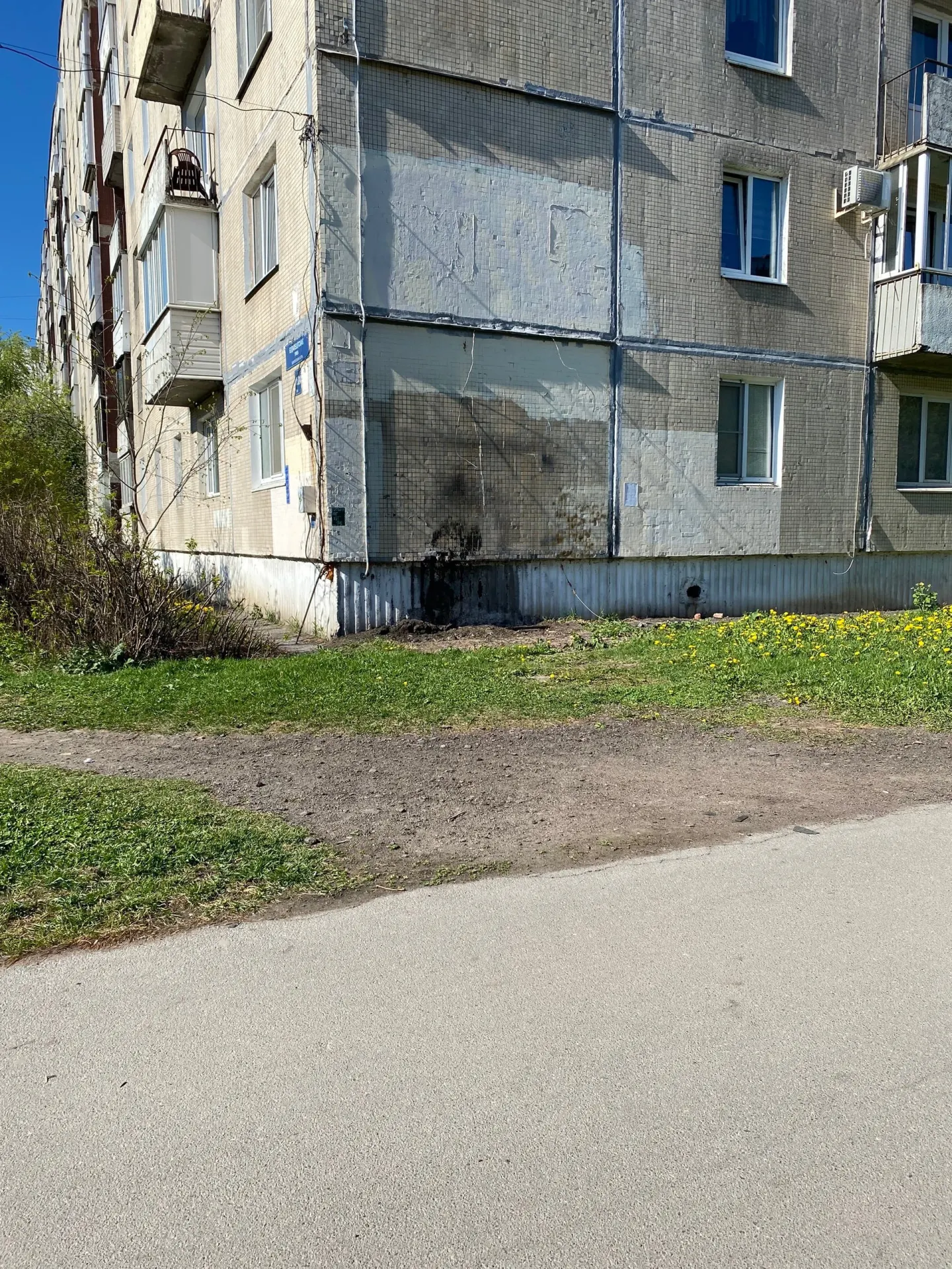 На углу Будапештской и Олеко Дундича на месте киоска по ремонту обуви появилась записка с рисунком — местные вспоминают мастера, который около года назад скончался.
