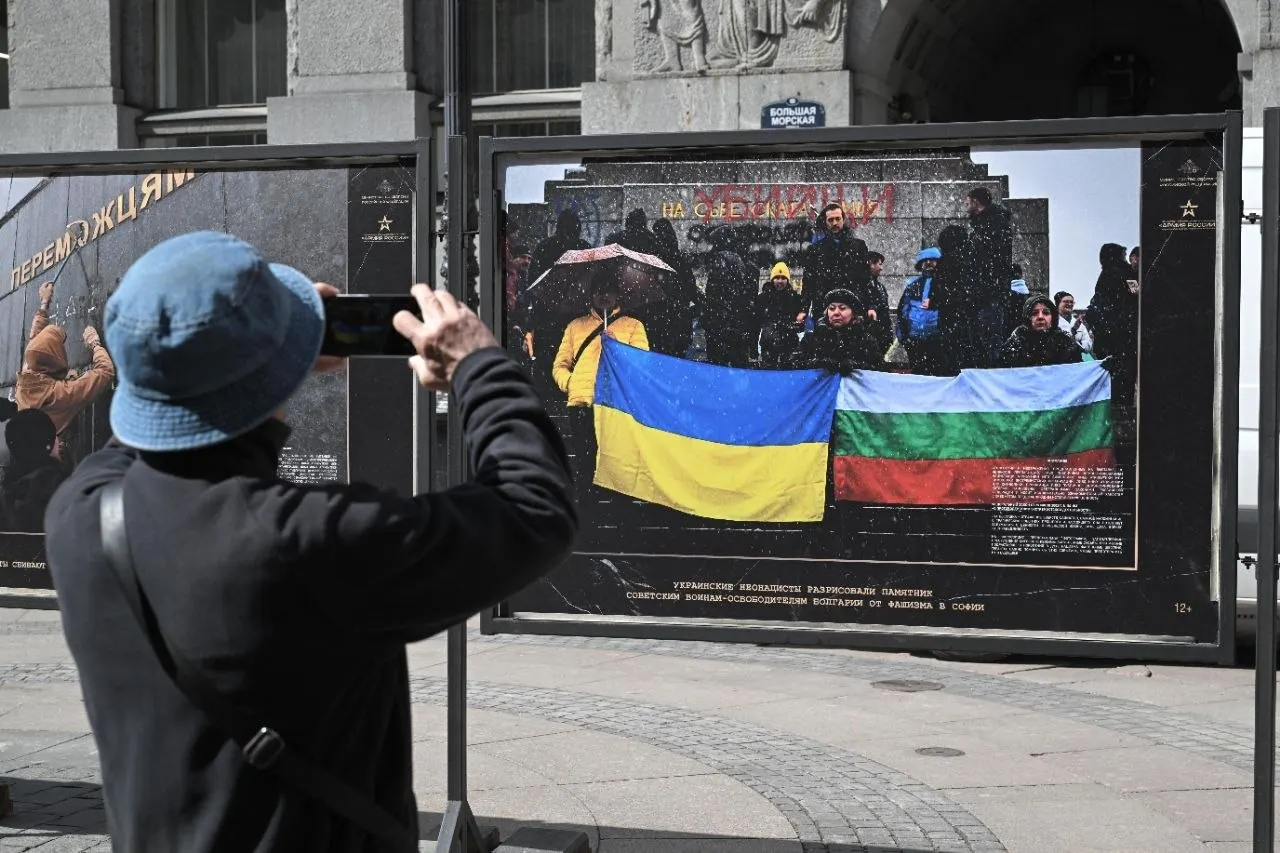 Экспозиция, появившаяся не позднее 30 апреля, сопоставляет кадры европейских городов, где люди приветствуют советских солдат, и снимки советских памятников, разрисованных краской.