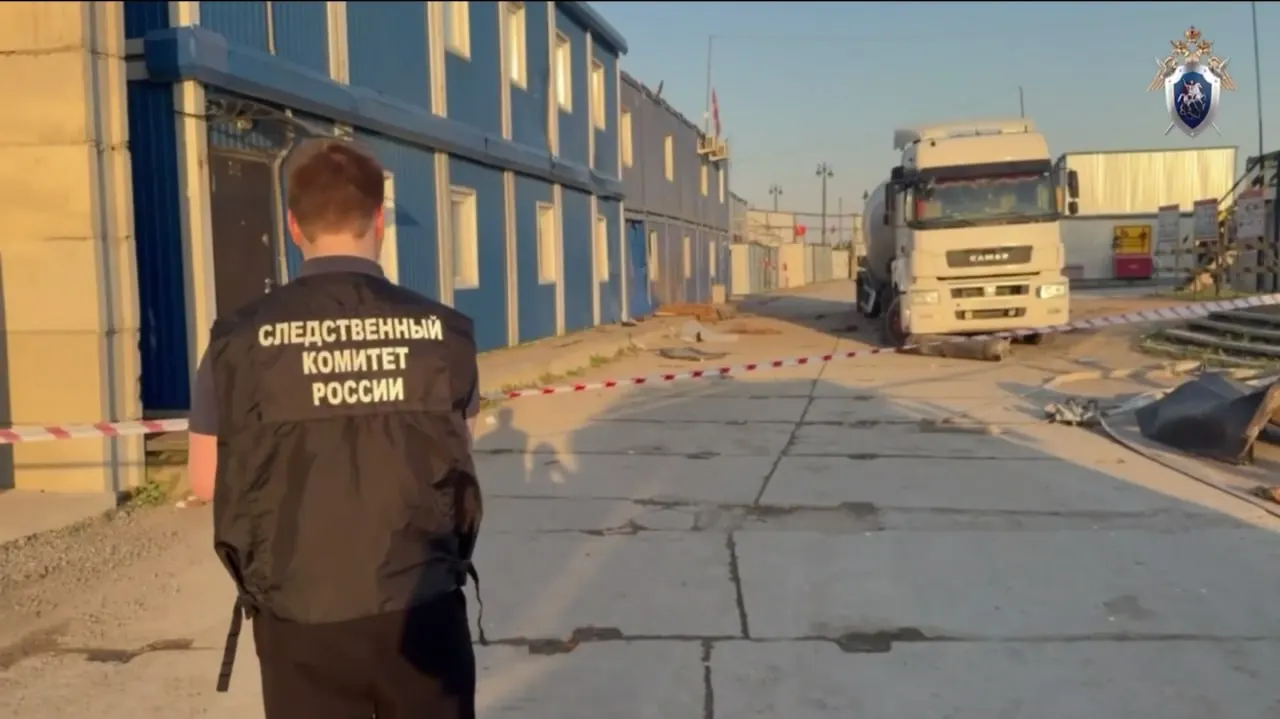 На строительной площадке на проспекте Добролюбова произошёл взрыв газового баллона в грузовом автомобиле. Два человека погибли, ещё одному оказана медицинская помощь. По факту возбуждено уголовное дело.
