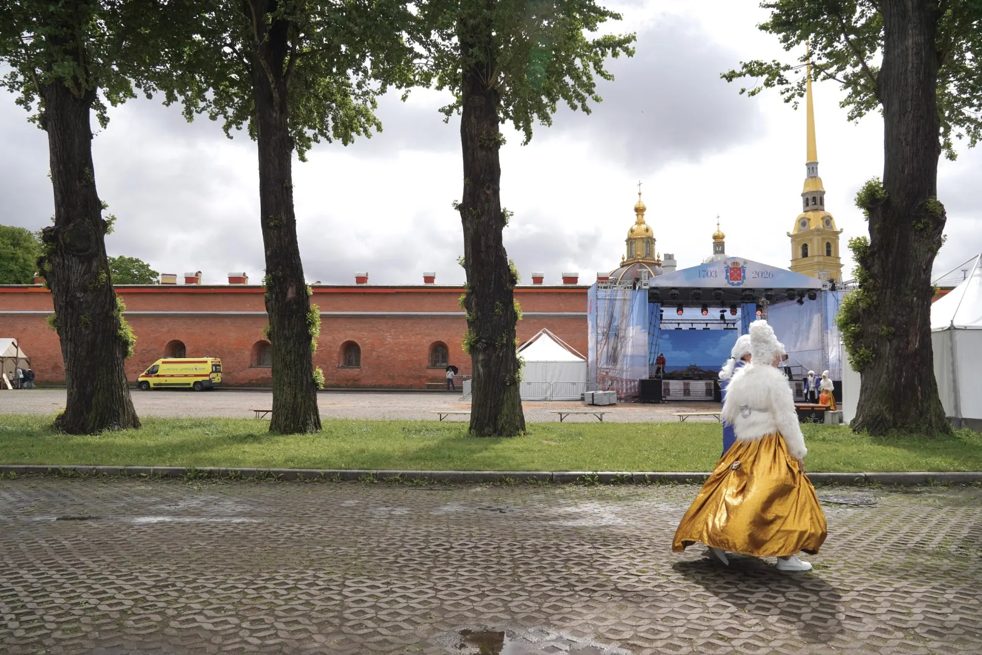 На берегу Кронверкского пролива проходит бесплатный фестиваль с реконструкторами: мастерские, оружейные демонстрации, морская школа и концерт — площадки работают до 18:00.