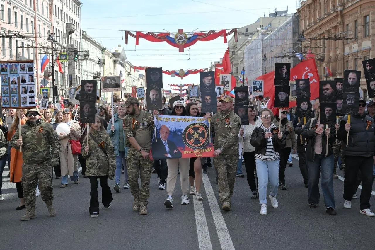 Во время шествия по Невскому проспекту несколько бывших бойцов ЧВК «Вагнер» прошли с плакатом, на котором был изображён Евгений Пригожин.