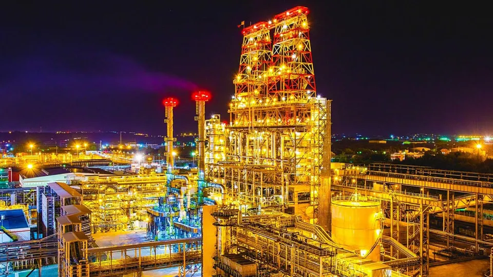 После удара беспилотников 7 мая Пермский НПЗ «Пермнефтеоргсинтез» («ПермНОС», «Лукойл») полностью прекратил переработку нефти: на заводе произошёл пожар и повреждены ключевые технологические установки.