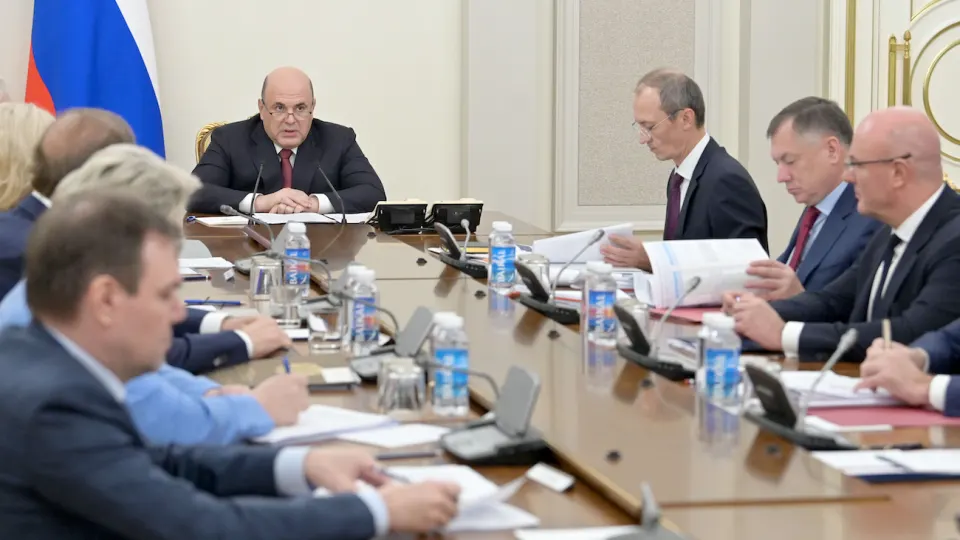 Кабмин утвердил соглашения с крупнейшими нефтекомпаниями и инструменты регулирования объёмов производства, отгрузок, экспорта и цен на АЗС на фоне серии атак беспилотников, серьёзно сокративших загрузку НПЗ.