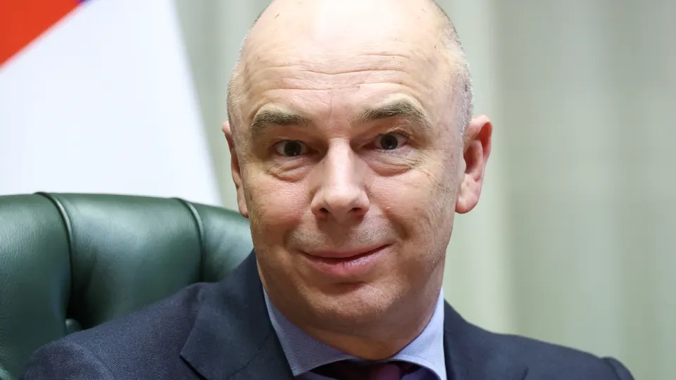 Ведомство пересматривает расходы — за исключением обороны и социальных обязательств — на фоне замедления роста экономики и увеличившегося дефицита; обсуждаются варианты «оптимизации» на сотни миллиардов рублей или повышение налогов.
