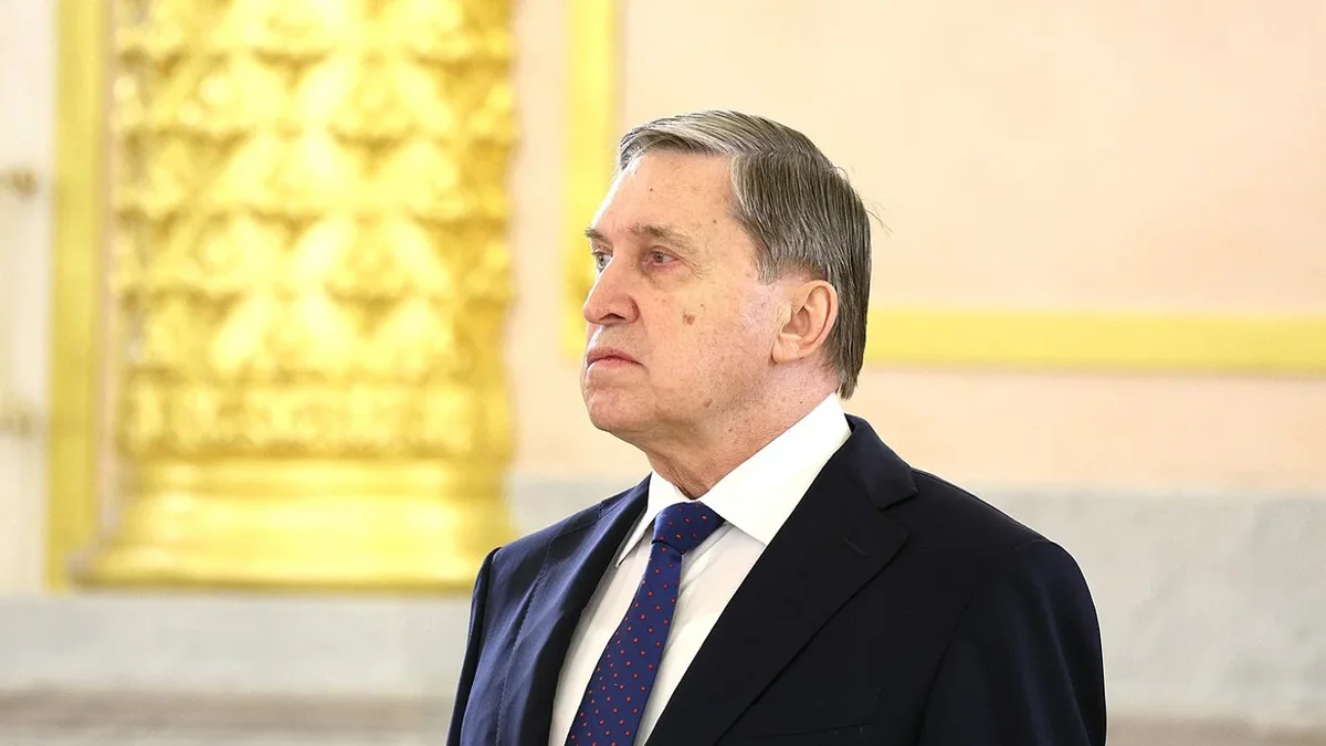 Помощник российского лидера заявил, что без вывода украинских войск из Донбасса переговоры не приведут к миру. По его словам, США продолжают попытки урегулирования, а президент готов встретиться с Зеленским при определённых условиях.