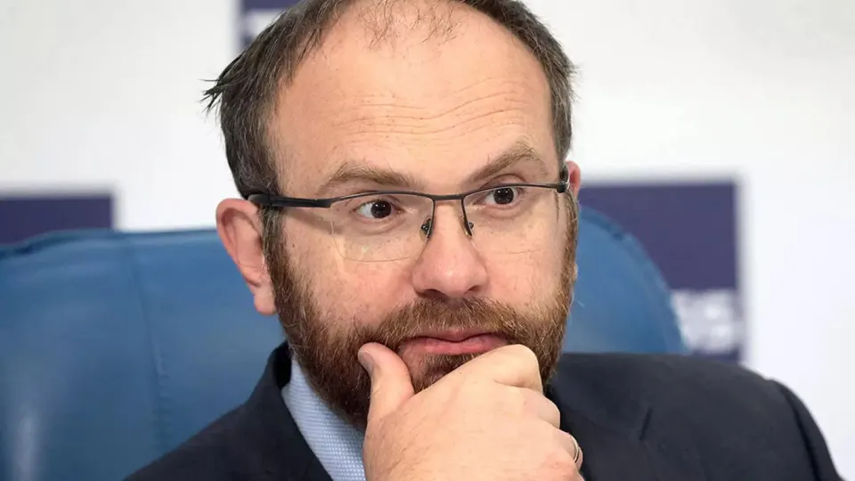 Представитель Русской православной церкви заявил, что отключения мобильного интернета отражают хрупкость технологической цивилизации и не должны заменять заботу о душе и ближних. Между тем массовые ограничения затронули десятки миллионов россиян, а операторы получили новые полномочия приостановки связи.