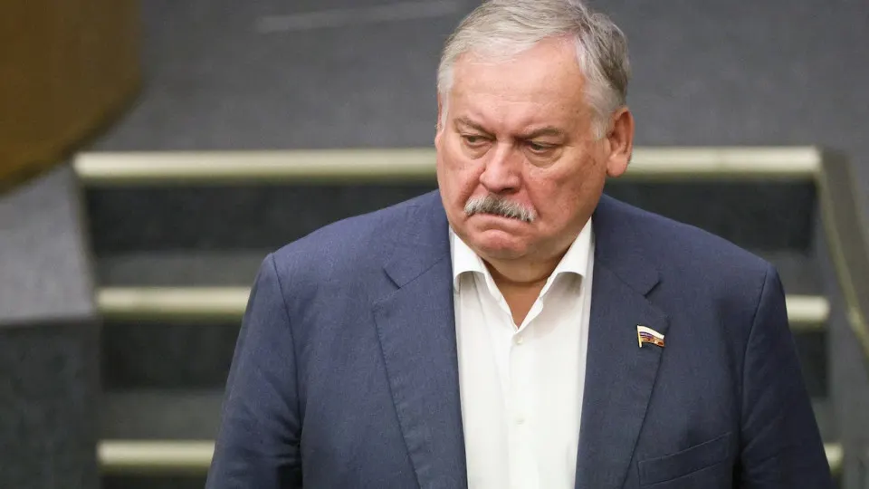 Первый зампред комитета Госдумы Константин Затулин заявил, что Латвия и Эстония «обманули» русское население при выходе из СССР. Одновременно в Госдуму внесён законопроект, расширяющий право президента вводить войска за границу для защиты россиян; эксперты и разведки предупреждают о росте напряжённости в отношении стран Балтии и НАТО.
