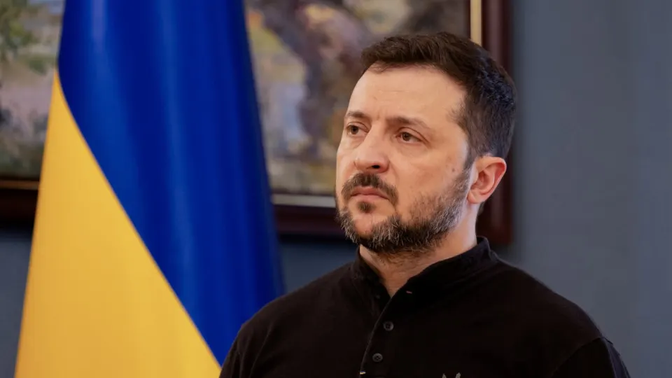 Президент Украины заявил о введении «режима тишины» для украинских войск с 00:00 6 мая, отметив готовность приостановить боевые действия при отсутствии нарушений, и призвал противника к реальным шагам по окончанию агрессии. Ранее российское военное ведомство объявляло одностороннее прекращение огня на 8–9 мая и угрожало ударами по Киеву в случае срыва.
