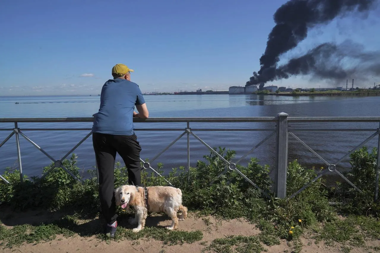 Экс‑руководитель пожарной части объясняет, почему пожары на нефтяных объектах требуют пенной атаки и большого объёма воды, и оценивает кадровую и материальную готовность служб в регионе.