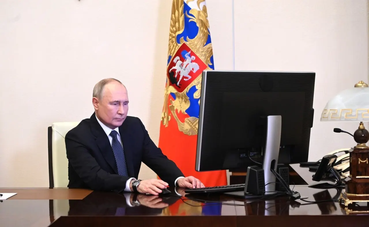 Кабинет министров и ФСБ должны до 1 июля обеспечить работу ключевых онлайн‑сервисов по «белым спискам», чтобы сохранить доступ граждан к медпомощи, госуслугам и платёжным системам при ограничениях интернета.