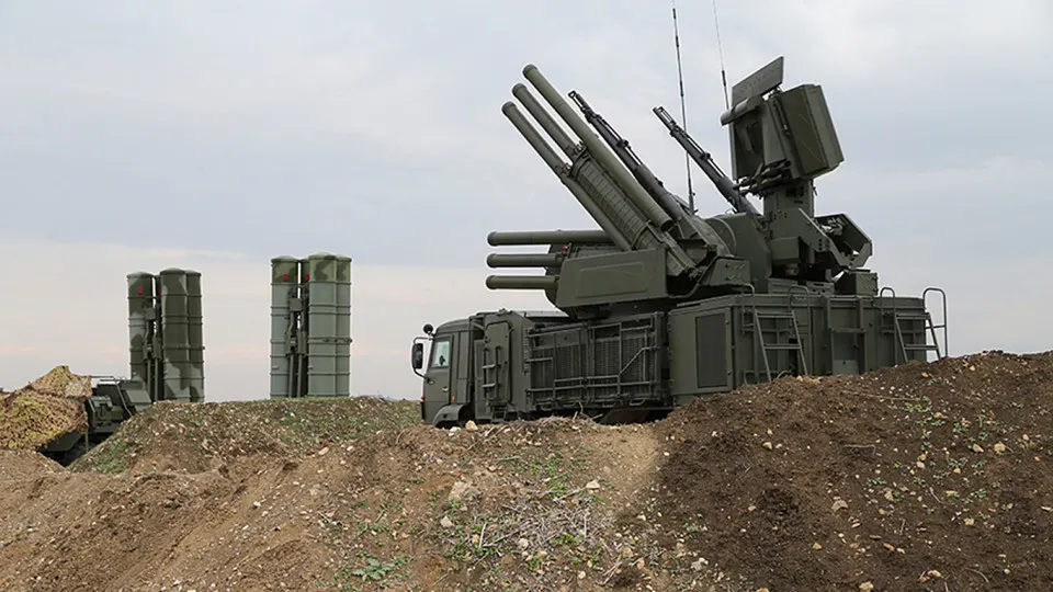Новый комплекс «Волна Купол Гарант», по данным украинского военного советника, подавляет сигнал Starlink в диапазоне 14–14,5 ГГц. В России ужесточают правила обращения оборудования иностранных спутниковых сетей и работают над собственными проектами связи.