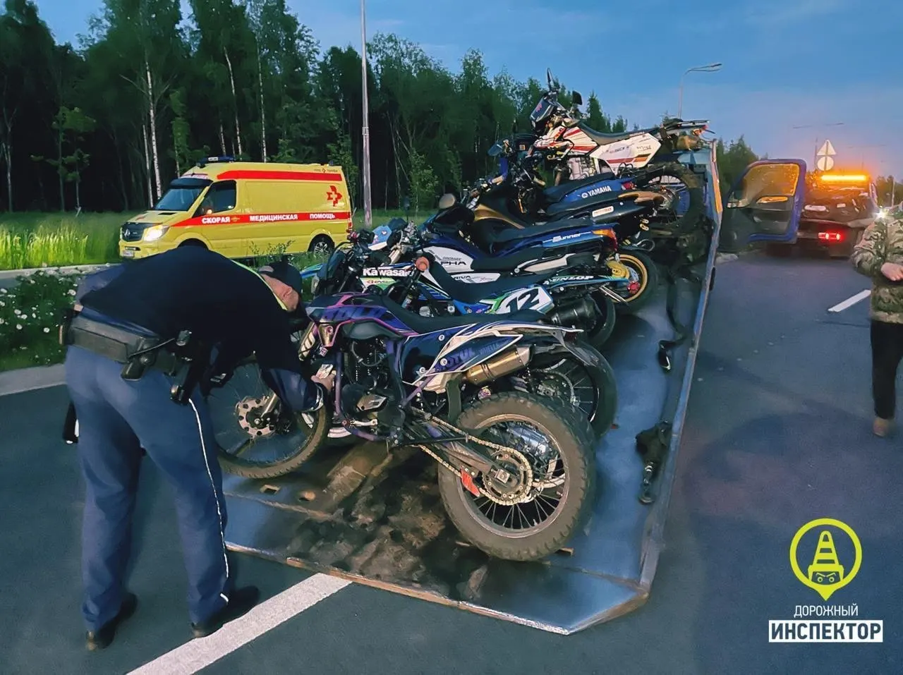 В Красногвардейском районе задержали 14 несовершеннолетних после сходки любителей трюковой езды на мотоциклах. У одного участника обнаружили страйкбольный пистолет, автомат и перцовый баллончик. Изъяли 28 единиц техники, 12 человек управляли без прав.