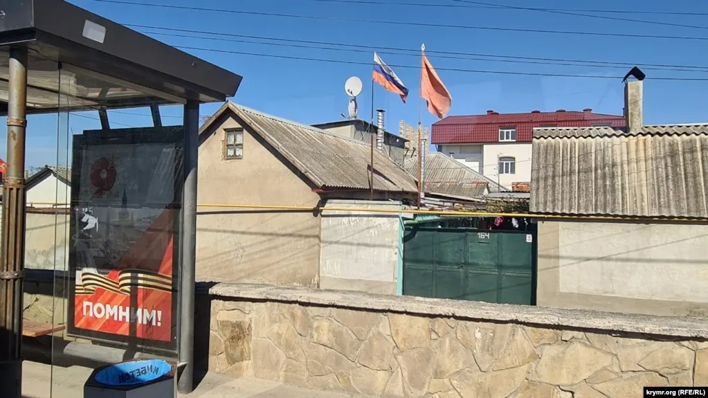 По данным властей, в результате серии ударов беспилотников в Симферополе и других районах есть погибшие и раненые; сообщается также об отражении атак ПВО и массовых сбитиях дронов.
