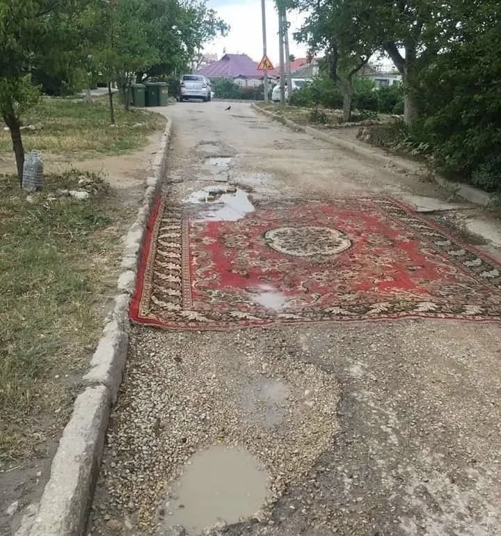 В Госдуму внесён законопроект, который предполагает разрешить жильцам и местным сообществам менять асфальтовое покрытие во дворах и на местных дорогах. Сейчас за такие работы без согласования грозит штраф до 10 тысяч рублей; правительство инициативу не поддержало.