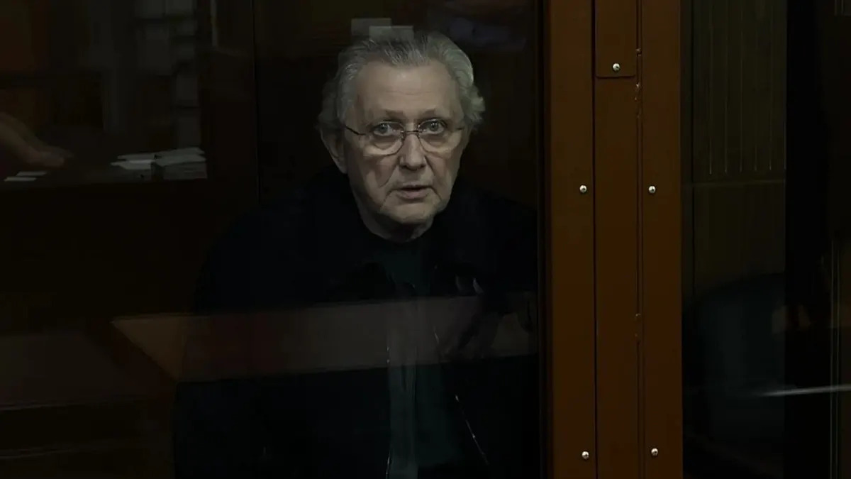 По данным источников, после задержания предпринимателя увезли в больницу — врачи обсуждают возможный перевод в реанимацию. Ранее Трабера и его партнёра задержали в Санкт‑Петербурге и отправили в Москву по делу об убийстве 2020 года.