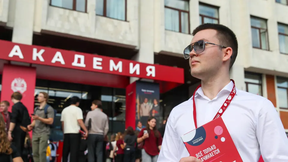 В ряде вузов пришли предложения о вступлении в добровольные отряды по противодействию дронам: контракт с Минобороны, год службы, высокая месячная выплата и обучение. Параллельно развёрнута масштабная кампания по вербовке студентов в войска БПЛА по всей стране.