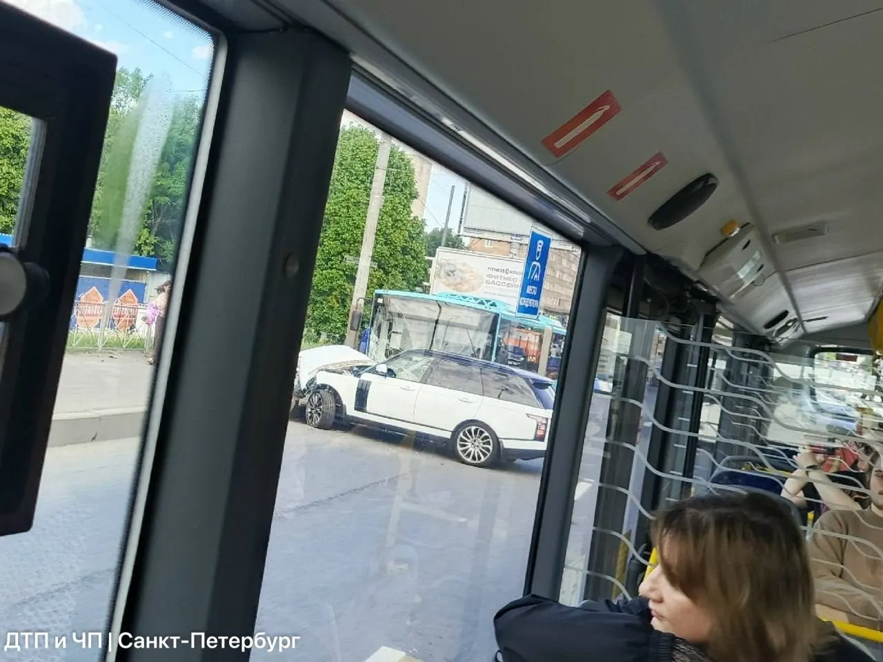 На Володарском мосту в Петербурге автобус врезался в легковой автомобиль: у автобуса треснуло лобовое стекло, на набережных образовались пробки, сведения о пострадавших уточняются.