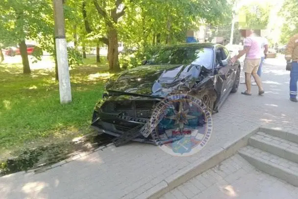 На перекрестке в Приозерске 30‑летний депутат Даниил Пашкин на Ford Mustang столкнулся с Nissan. В аварии пострадала примерно 70‑летняя женщина — у неё многочисленные переломы; водитель заявил, что ехал на зелёный свет и был трезв.