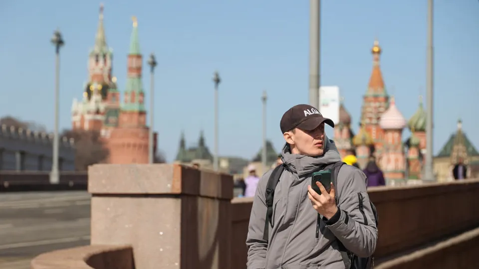 Правительство подготовило проект постановления о системе учёта идентификаторов мобильных устройств: операторы будут заносить IMEI в общую базу, а сим‑карты с «запрещённых» аппаратов отключать.