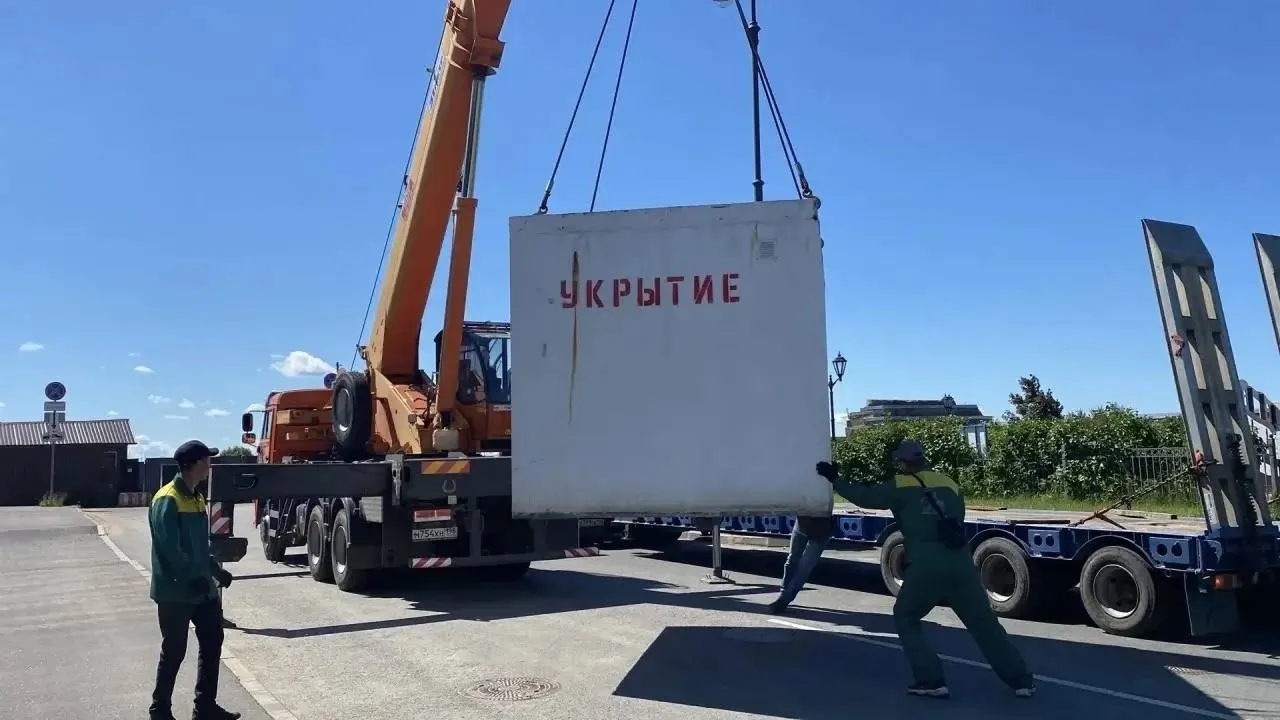 В четырёх точках Кронштадта монтируют бетонные укрытия для защиты горожан на случай атак БПЛА. Работы проводят по поручению администрации района.