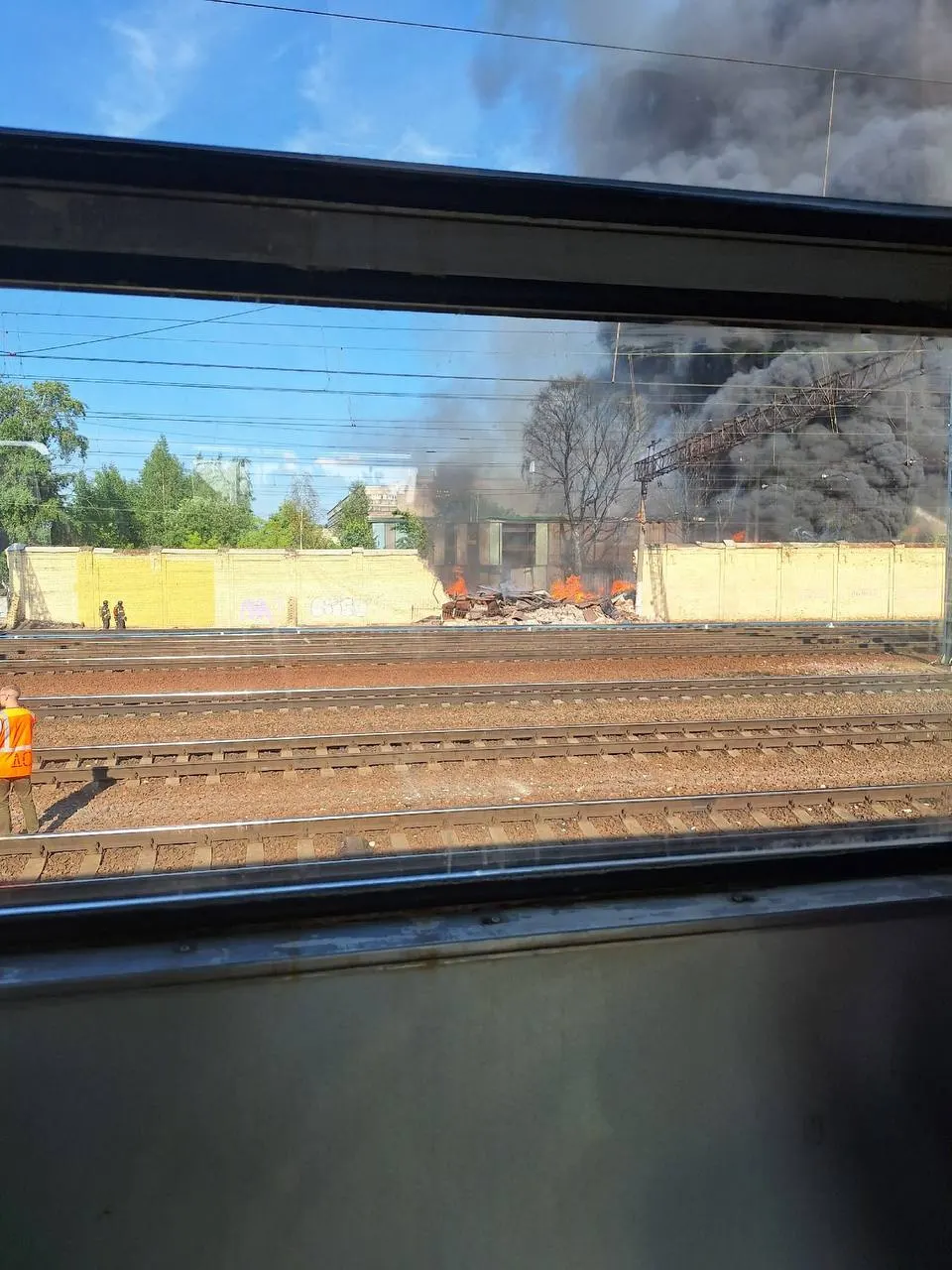 На подходах к Финляндскому вокзалу разрушилась кирпичная стена рядом с рельсами — повреждена железнодорожная инфраструктура, пригородное движение задерживается и частично приостановлено.