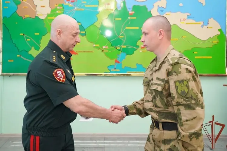 Семерых призывников наградили за четыре сбитых беспилотника в ходе атак 3 и 6 июня; власти сообщают о многочисленных пусках дронов и сработавшей ПВО в Петербурге и Ленобласти.