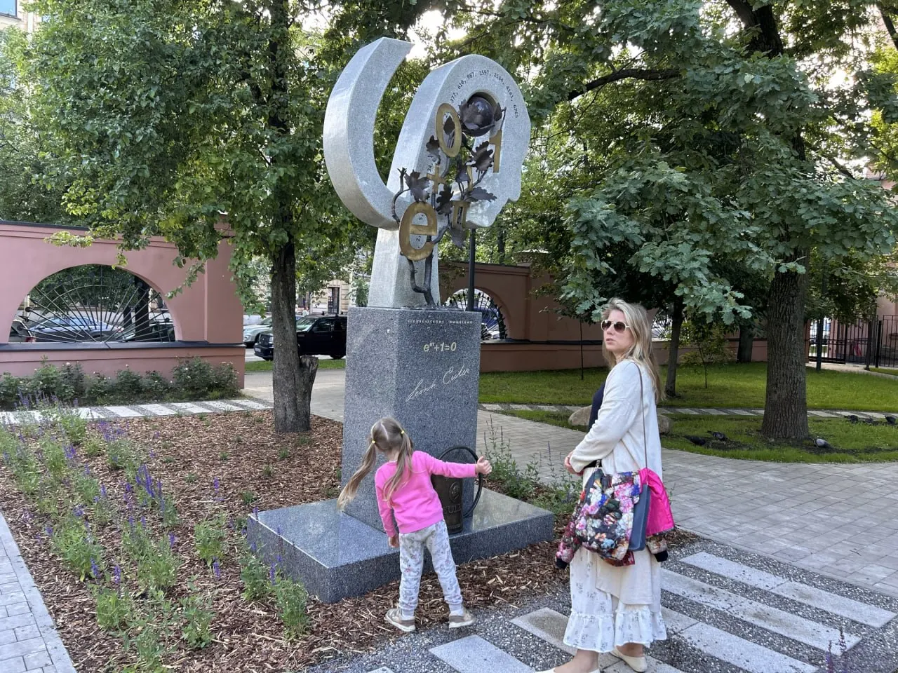 Городская администрация завершила благоустройство небольшого сквера на 10-й линии: установили детскую площадку, скульптуру числа Эйлера и новое освещение. Ранее уголок приводили в порядок местные активисты.