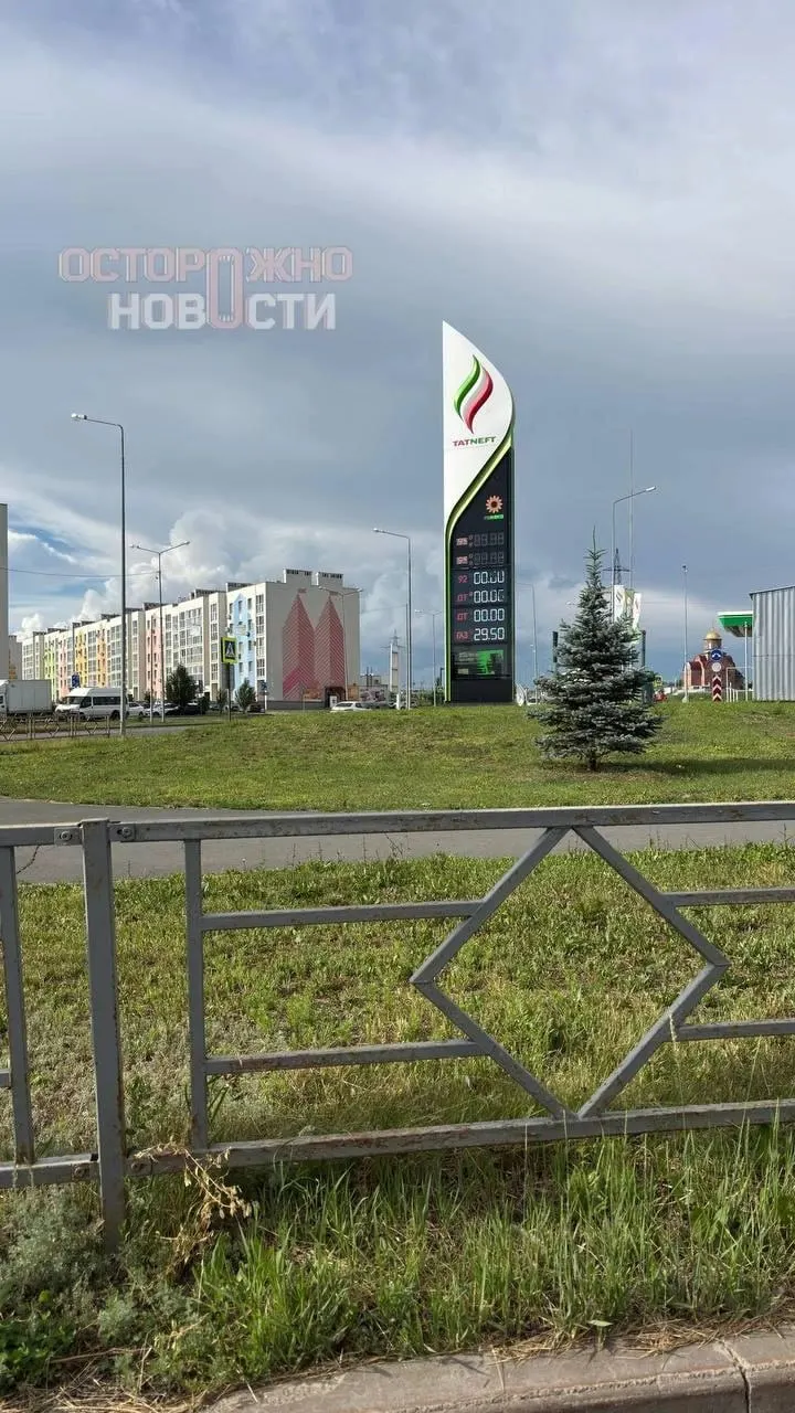 Ограничения фиксируют в Татарстане, Башкортостане, Москве, Самаре, Оренбурге и Санкт‑Петербурге. Для обхода используют корпоративные топливные карты; в Самаре также отмечают закрытые и пустые АЗС.