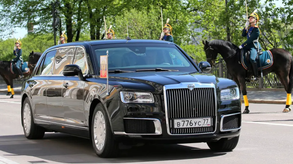 По данным отраслевых источников, массовая сборка люксовых автомобилей Aurus оказалась убыточной: производство в Елабуге могут свернуть, часть мощностей планируют перераспределить в Петербурге, а московская площадка продолжит выпуск для госзаказов.