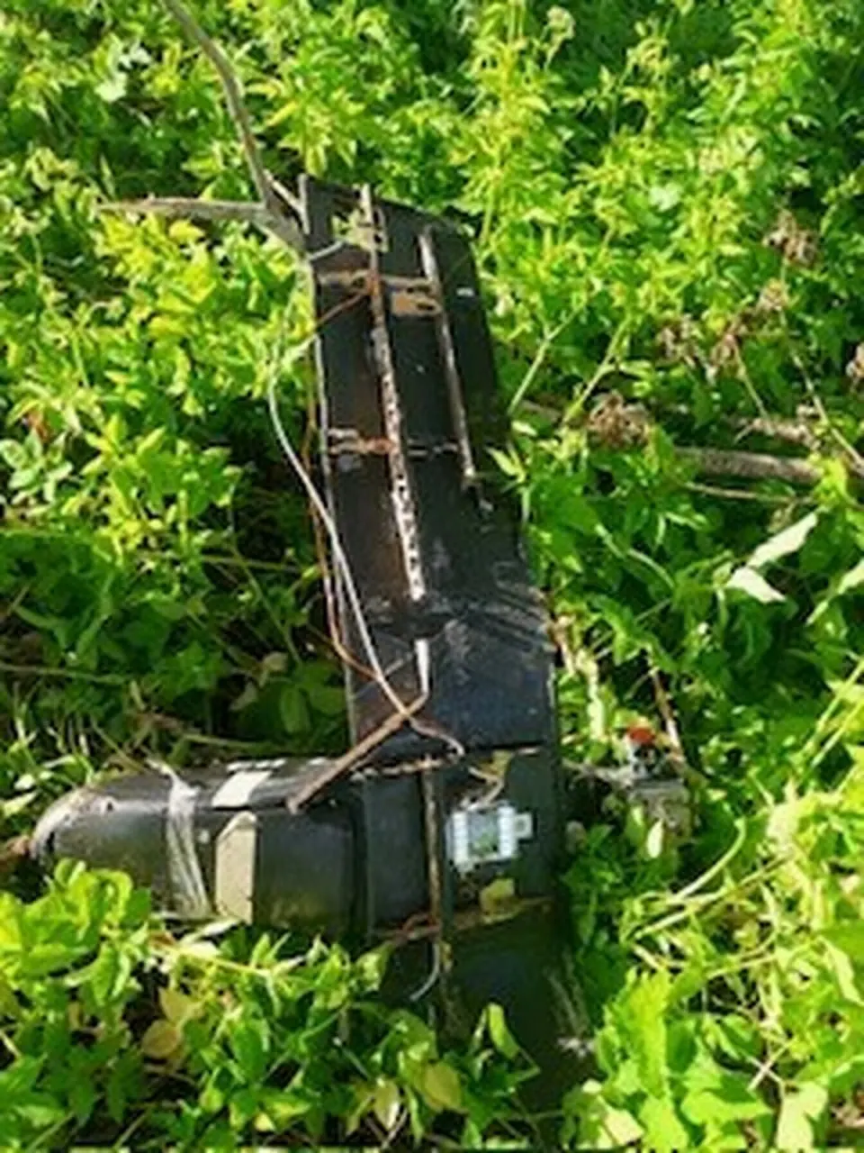 10 июня в поле на юго‑востоке Эстонии местный житель обнаружил обломки беспилотника. Власти считают, что дрон мог упасть в ходе налёта на Россию в начале июня.
