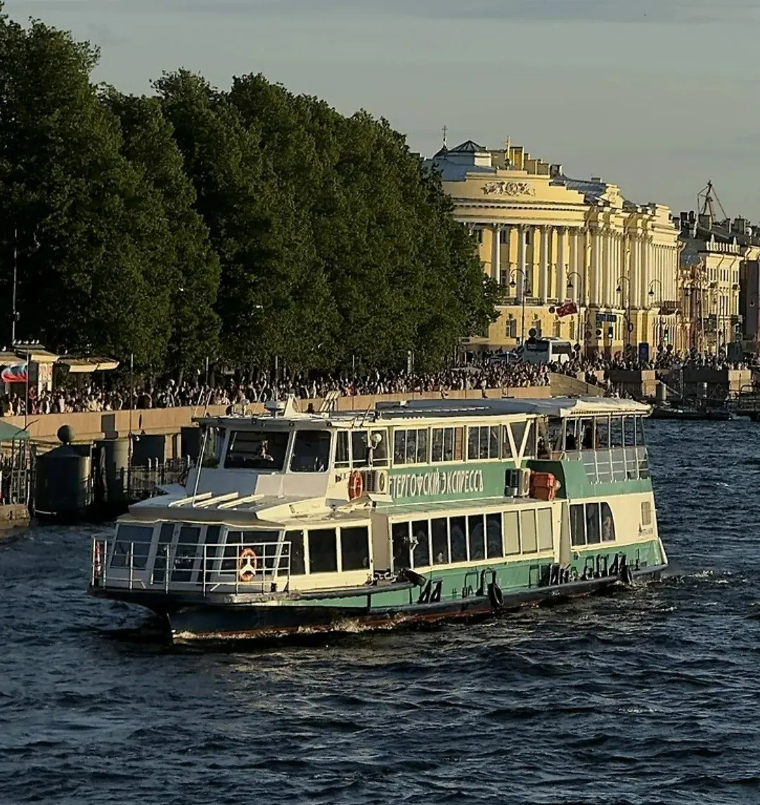 Из Санкт‑Петербурга отправился «Петергофский экспресс» — поездка до Петергофа занимает около 1 часа 40 минут. На борту действует ресторан, а рейсы обеспечивают профессиональные экипажи.