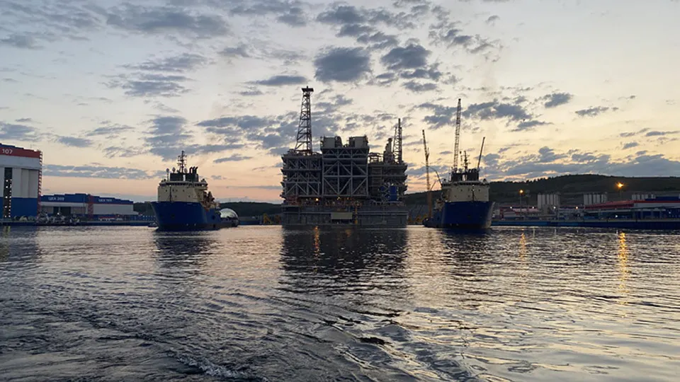 Российская дочерняя компания TotalEnergies продаст 10% уставного капитала проекта «Арктик СПГ 2». Покупатель — ООО «Нордлайн», полностью принадлежащее «Новатэку». Сделку одобрил президент.